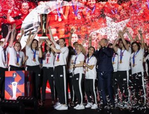 Türk voleybolunun efsaneleri Avrupa şampiyonluğunu değerlendirdi